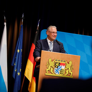 Innenminister Joachim Herrmann Innenminister Joachim Herrmann verleiht in Erlangen die Auszeichnung an die Julius Zorn GmbH.