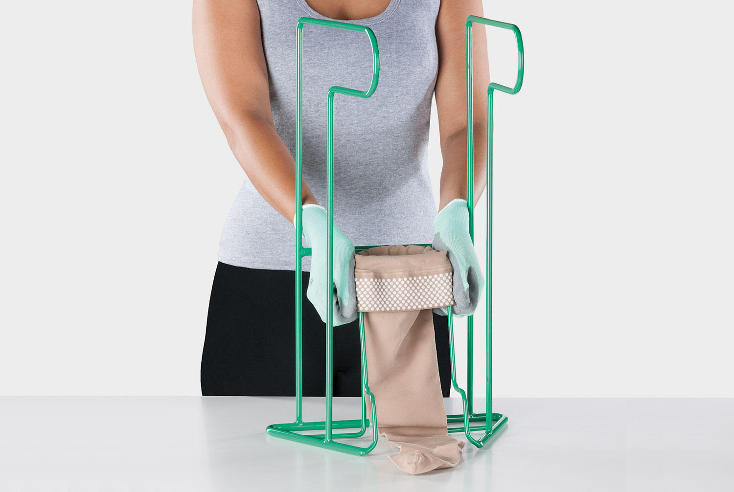 Person zeigt die Juzo Easy Fit Anziehhife