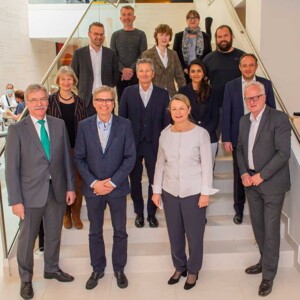 Grupoenbild Von links nach rechts, von unten nach oben: Uwe Schettler (Juzo), Prof. Dr. med. Dieter Blottner, Dr. med. Anett Reißhauer, Roger Willms (Juzo), Dr. med. Barbara Netopil, Dr. med. Tobias Bertsch, Ebba Al Khames, Dr. med. Christian Denecke, Dr. med. Max Liebl, Dr. med. Christine Schwedtke, Matthias Reiband, Thomas Zähringer, Susanne Helmbrecht