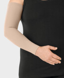 Immagine prodotto Juzo bracciale compressivo Donna indossa un bracciale compressivo Juzo