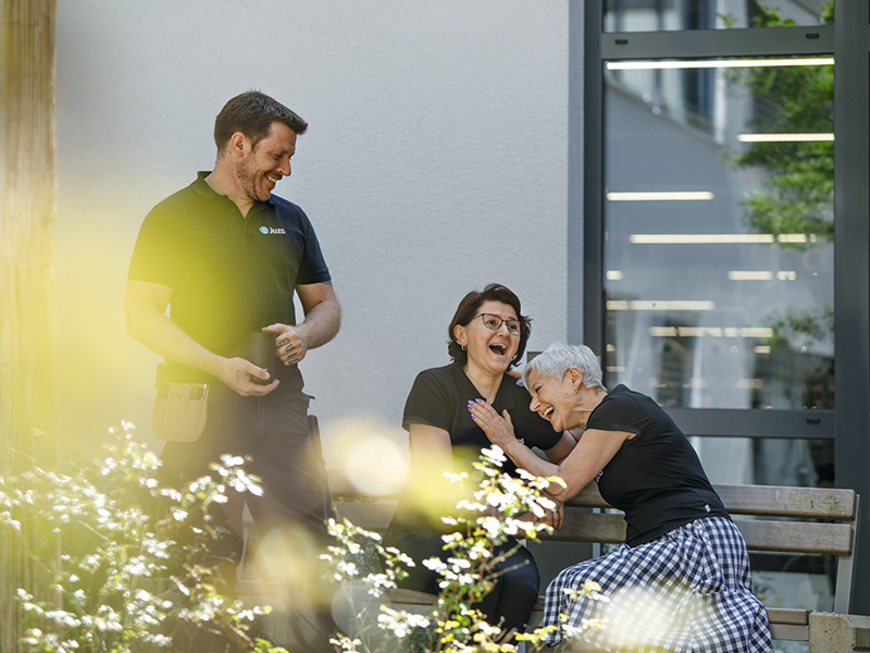 Zwei Damen haben zusammen in der Pause Spaß