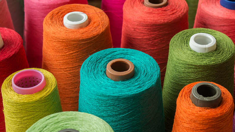 Bobines contenant des fils de différentes couleurs