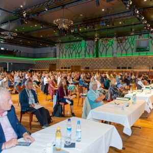 Das Symposium fand als hybride Veranstaltung mit mehr als 200 Präsenzteilnehmer*innen und über 150 registrierten Online-Teilnehmer*innen aus zwölf Nationen statt –  neben Deutschland auch aus der Schweiz, Liechtenstein, Österreich, Bulgarien, Brasilien, Rumänien, Türkei, Kuweit, Kenia, Nigeria und Mauritius.
