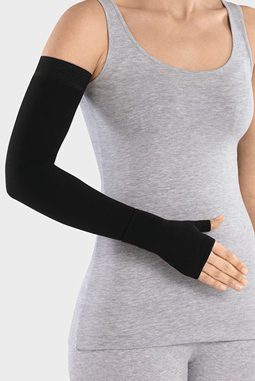 Gauntlet  with thumb stub in combination with compression sleeve colour black pepper