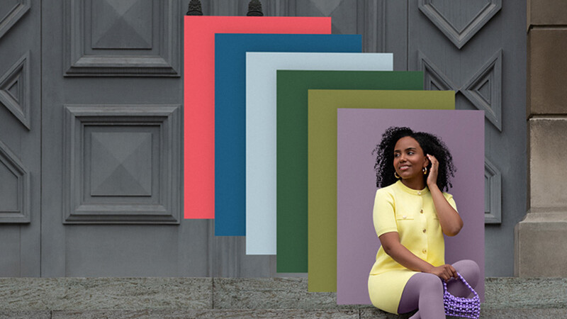 Une femme est assise sur un escalier et porte des vêtements de compression aux couleurs assorties ; derrière elle, des aplats de couleurs tendance se superposent.