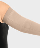 Immagine prodotto Juzo bracciale compressivo con la zona funzionale Gomito Donna indossa un bracciale compressivo Juzo con la zona funzionale Gomito