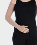 Immagine prodotto bracciale compressivo con guanto compressivo Donna indossa un bracciale compressivo Juzo con guanto