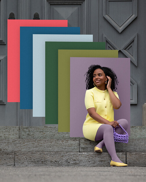 A woman wearing compression stockings in the colour Cozy Violet is sitting on a flight of stairs. In the background are the colour swatches of the current Juzo Trend Colours. A woman wearing compression stockings in the colour Cozy Violet is sitting on a flight of stairs. In the background are the colour swatches of the current Juzo Trend Colours.