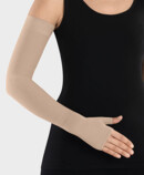 Gauntlet  with thumb stub in combination with compression sleeve colour almond