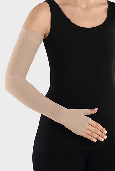 Gauntlet  with thumb stub in combination with compression sleeve colour almond