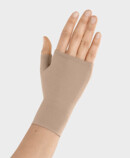 Gauntlet with thumb stub, colour almond