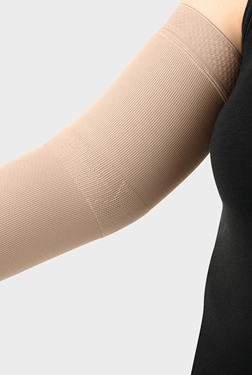 Immagine prodotto Juzo bracciale compressivo con la zona funzionale Gomito Donna indossa un bracciale compressivo Juzo con la zona funzionale Gomito