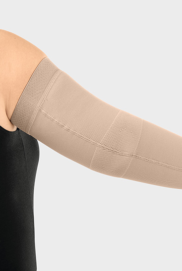 Immagine prodotto Juzo bracciale compressivo con la zona funzionale Gomito Donna indossa un bracciale compressivo Juzo con la zona funzionale Gomito