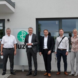 Gruppenbild Besuch von Hansjörg Durz Besuch bei der Julius Zorn GmbH in Aichach. Von links: Roger Willms, Bereichsleitung Strategie, Uwe Schettler, Geschäftsführung Juzo, Hansjörg Durz, Daniel Schneider, Mitarbeiter Büro Durz, Heike Stölzl, Referentin Gesundheitspolitik, Anja Schettler, Leitung Marketing.