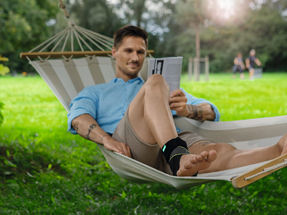 Man in a hammock wearing the JuzoPro Malleo Xtec Strong