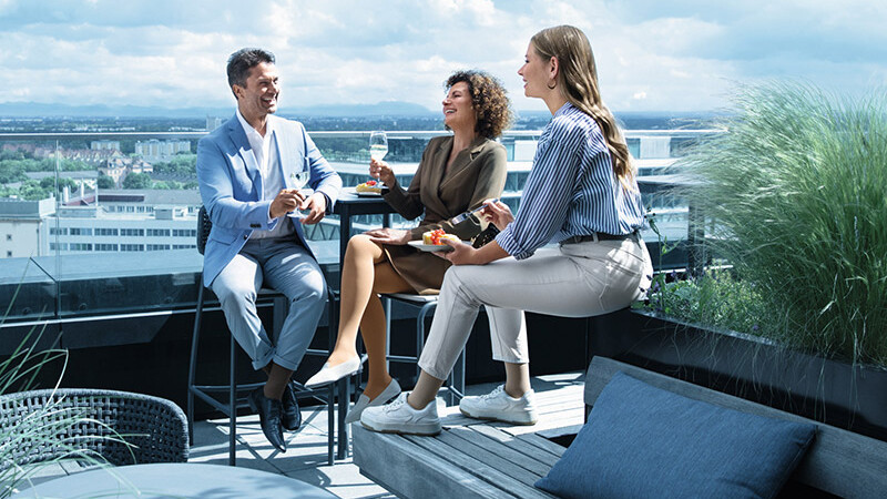 Un hombre y dos mujeres con medias de compresión se encuentran en una azotea Un hombre y dos mujeres con medias de compresión se encuentran en una azotea