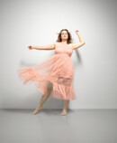 10. Lifestyle Bild Juzo Inspiration Frau mit Juzo Inspiration und Strumpfhose in Mandel und rosanem Kleid
