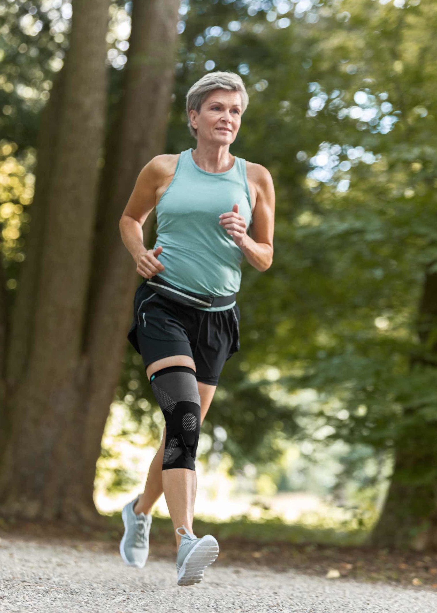 En kvinna som joggar bär knäortosen JuzoPro Patella Xtec Plus En kvinna som joggar bär knäortosen JuzoPro Patella Xtec Plus