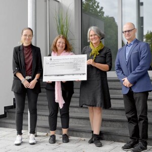 Juzo unterstützt mamazone e.V. auf dem Bild: v.l. Anja Schettler (Juzo), Biggi Welter und Sonja Kasper (mamazone e.V.), Uli Frey (Juzo)