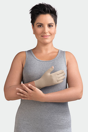 Mulher usa luva Juzu Classic Seamless com dedos fechados Mulher usa luva Juzu Classic Seamless com dedos fechados