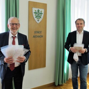 Juzo spendet Masken Bürgermeister Klaus Habermann und JUZO Geschäftsführer Jürgen Gold