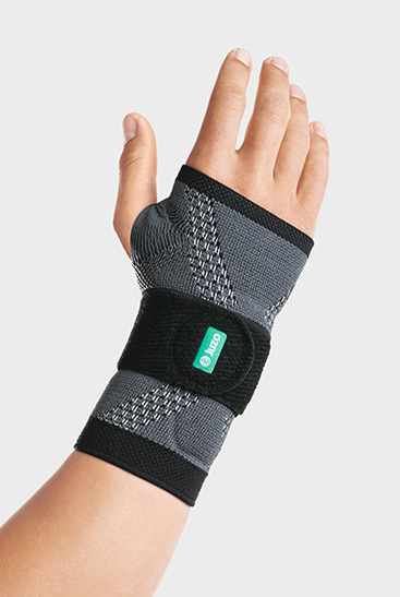 JuzoFlex Manu Xtra-håndledsbandage på den ene hånd JuzoFlex Manu Xtra-håndledsbandage på den ene hånd